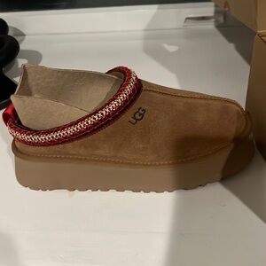 Brand new Ugg Tazz platform slippers in chestnut color.